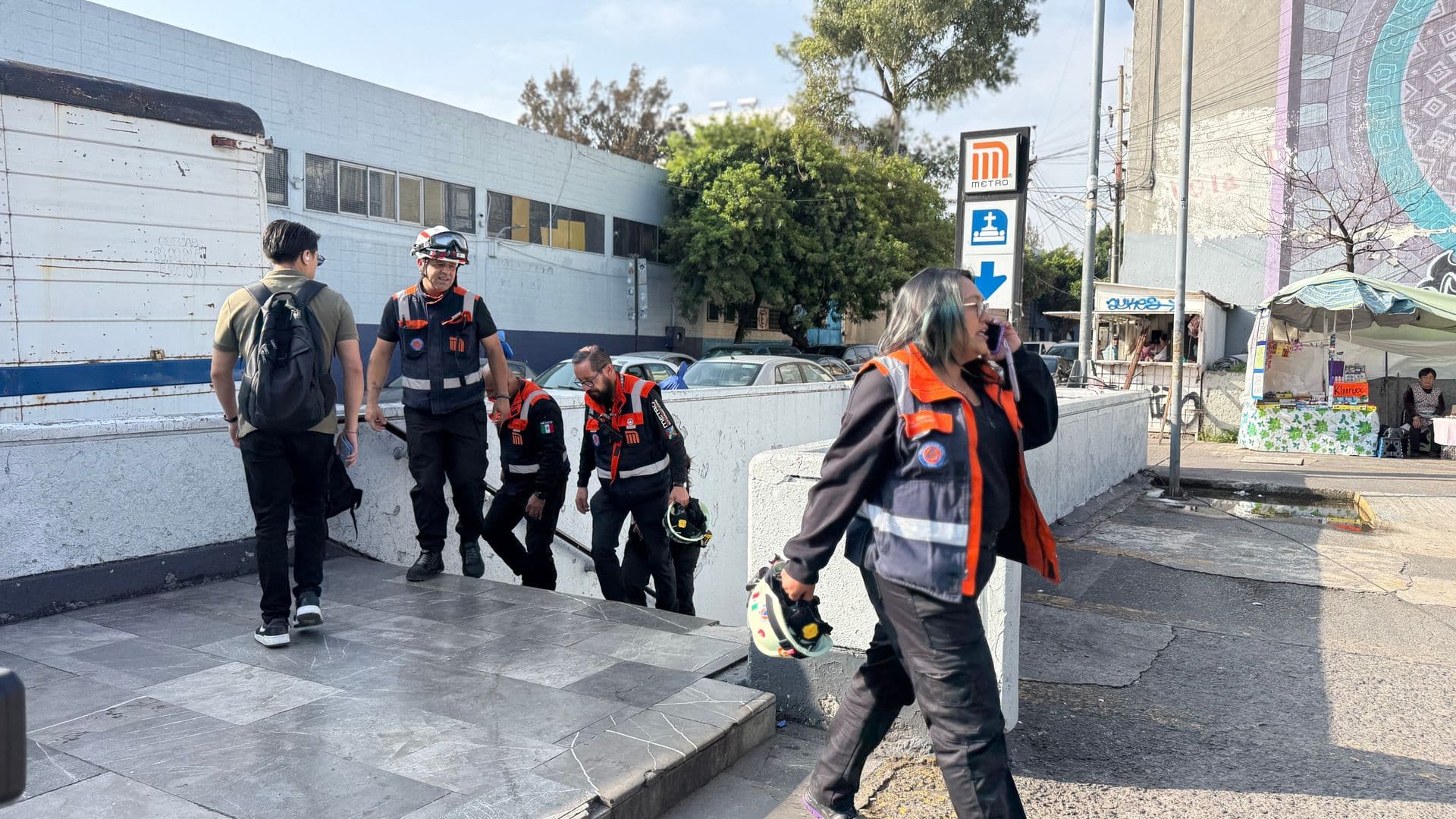 Protección Civil en estación de L2 · Calzada de tlalpan, Cuauhtémoc  | Itzel Cruz Alanis