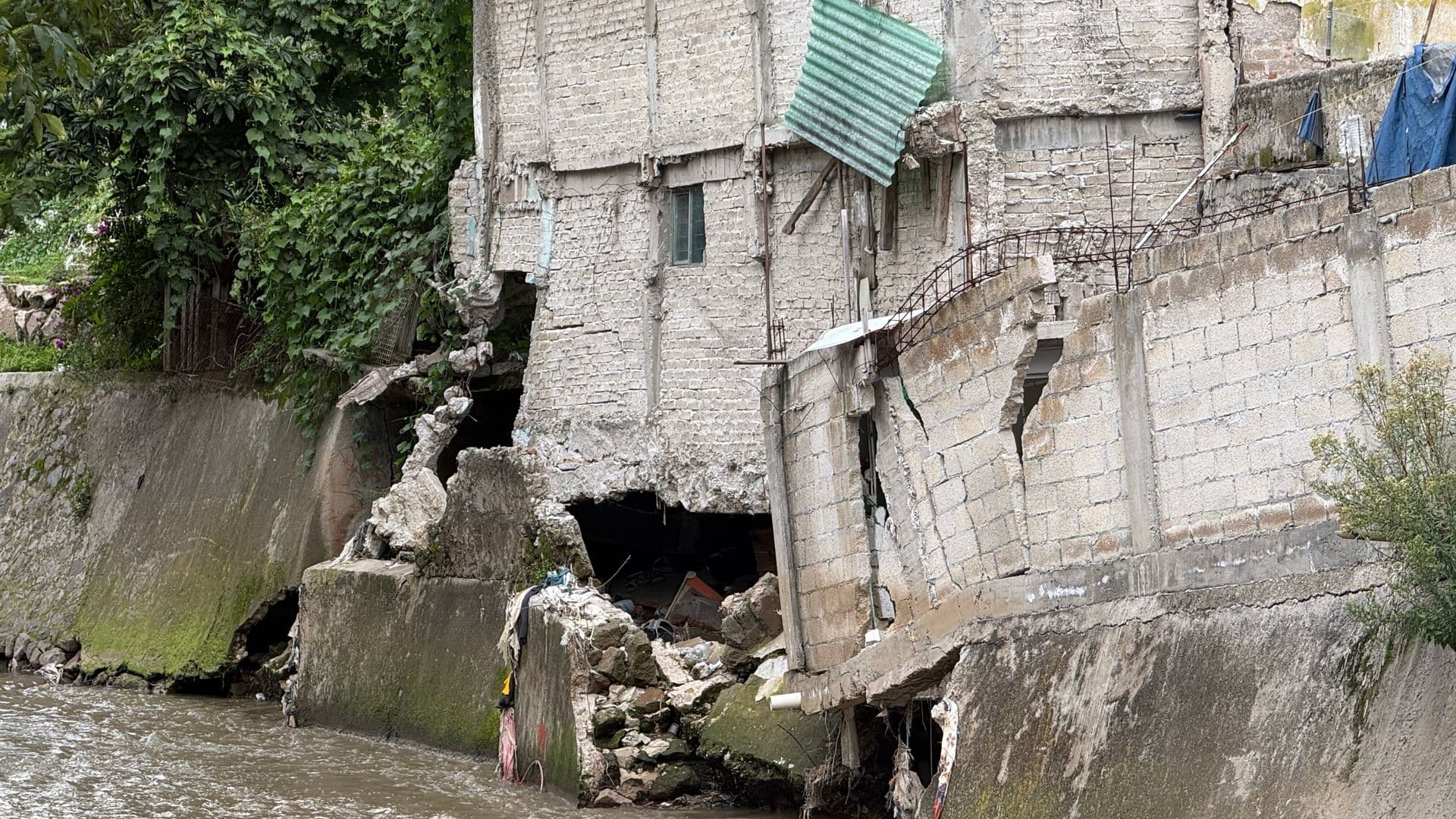 Casa a punto de caer al Río Hondo, Naucalpan  · La Cañada, Naucalpan de Juárez | Scarlett Romero Villa