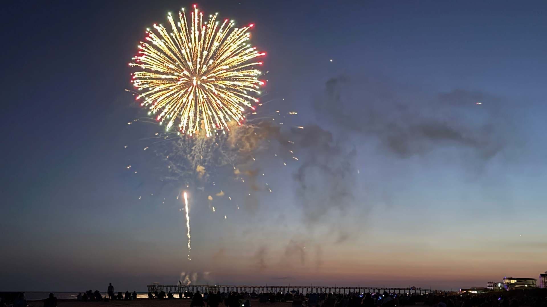 Fuegos artificiales sobre Oak Island, Carolina del Norte. Foto: USA Today vía Reuters
