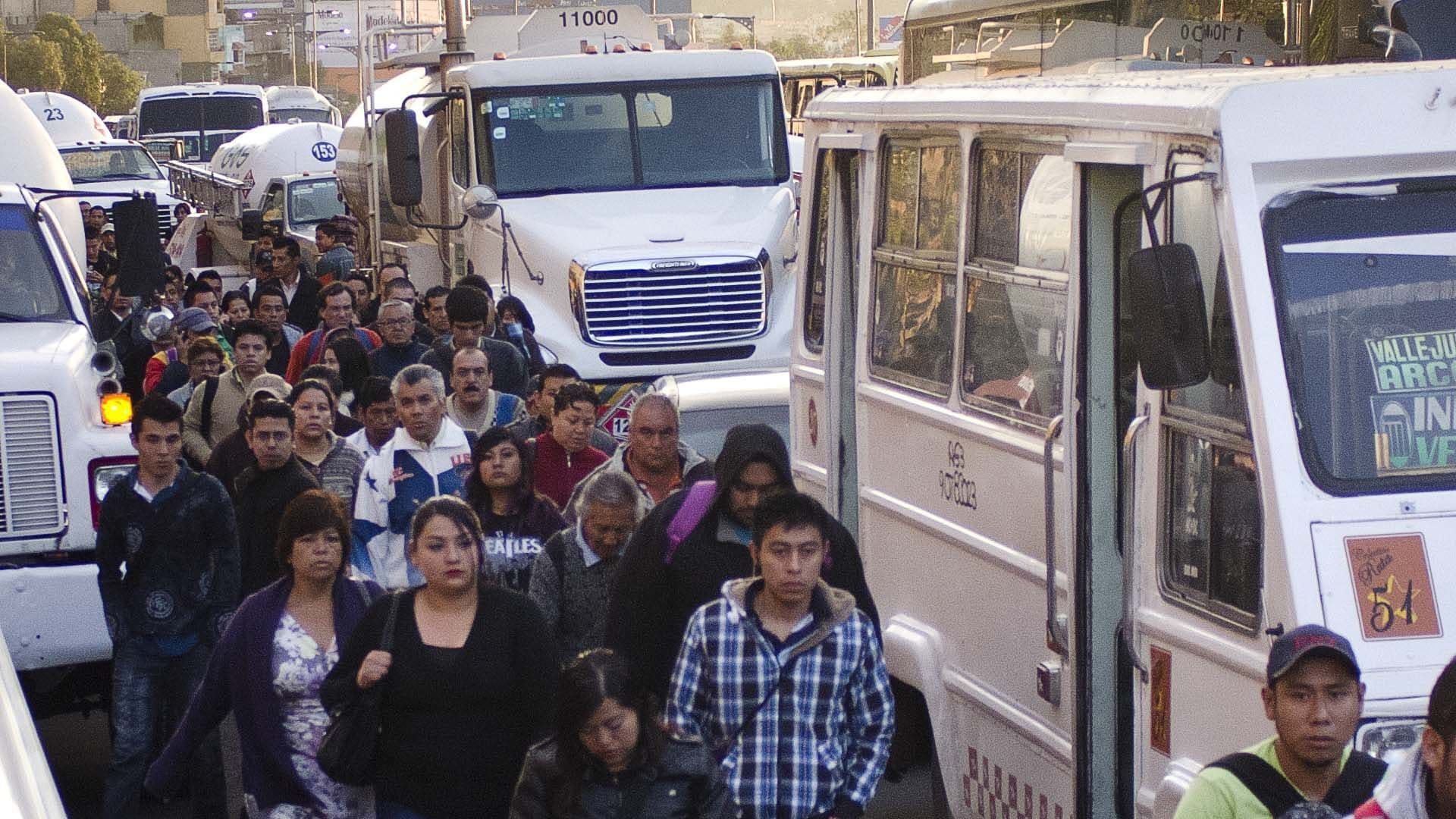Miles de usuarios resultaron afectados por el bloqueo de avenida Insurgentes, a la altura de Indios Verdes. Foto: Cuartoscuro/Archivo