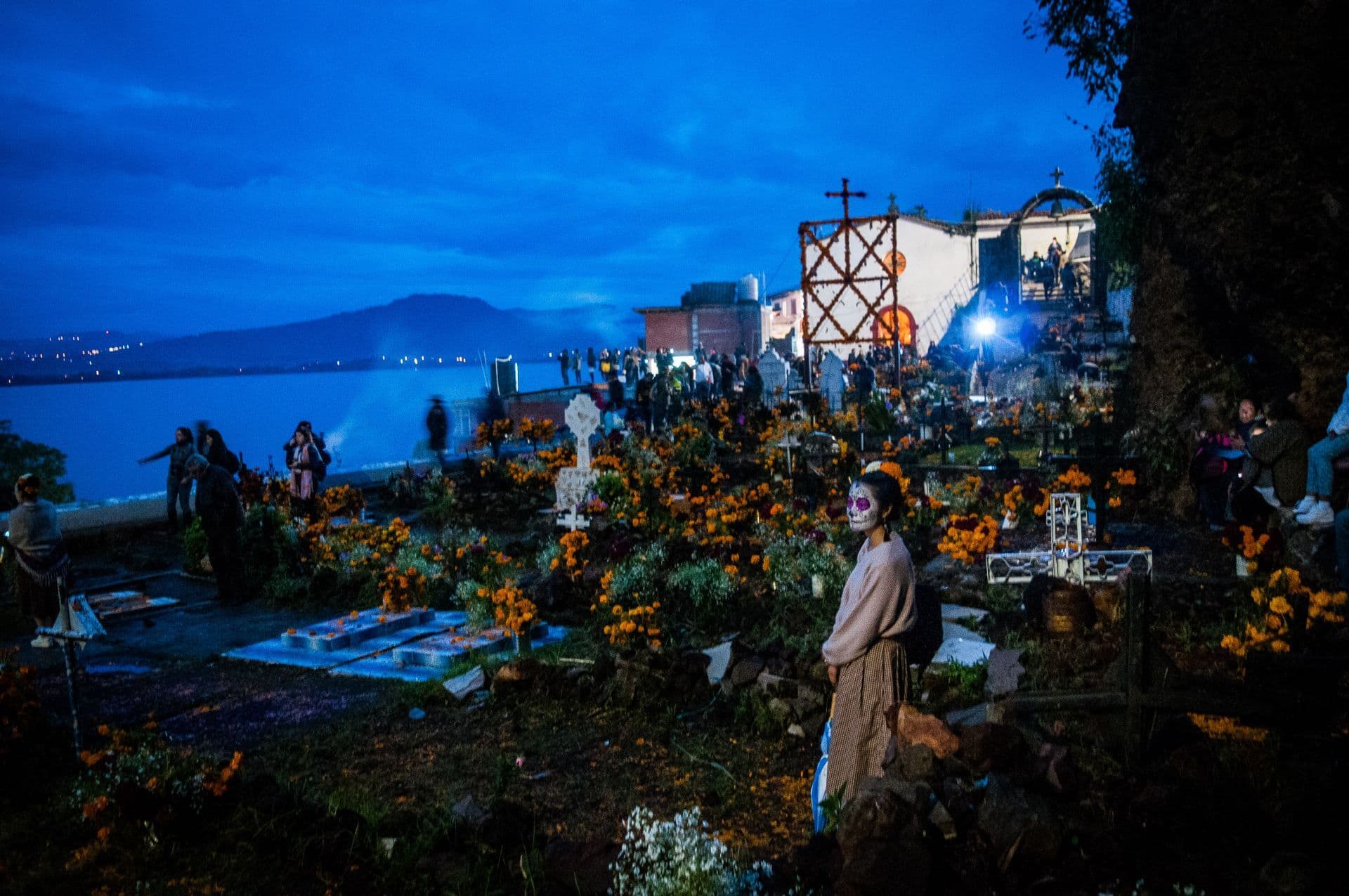 Janitzio de noche en Día de Muertos