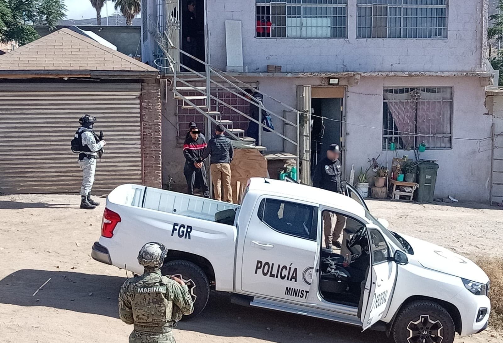 Rescatan a 26 Migrantes y Aseguran Armas tras Cateos en Baja California; Hay Dos Detenidos