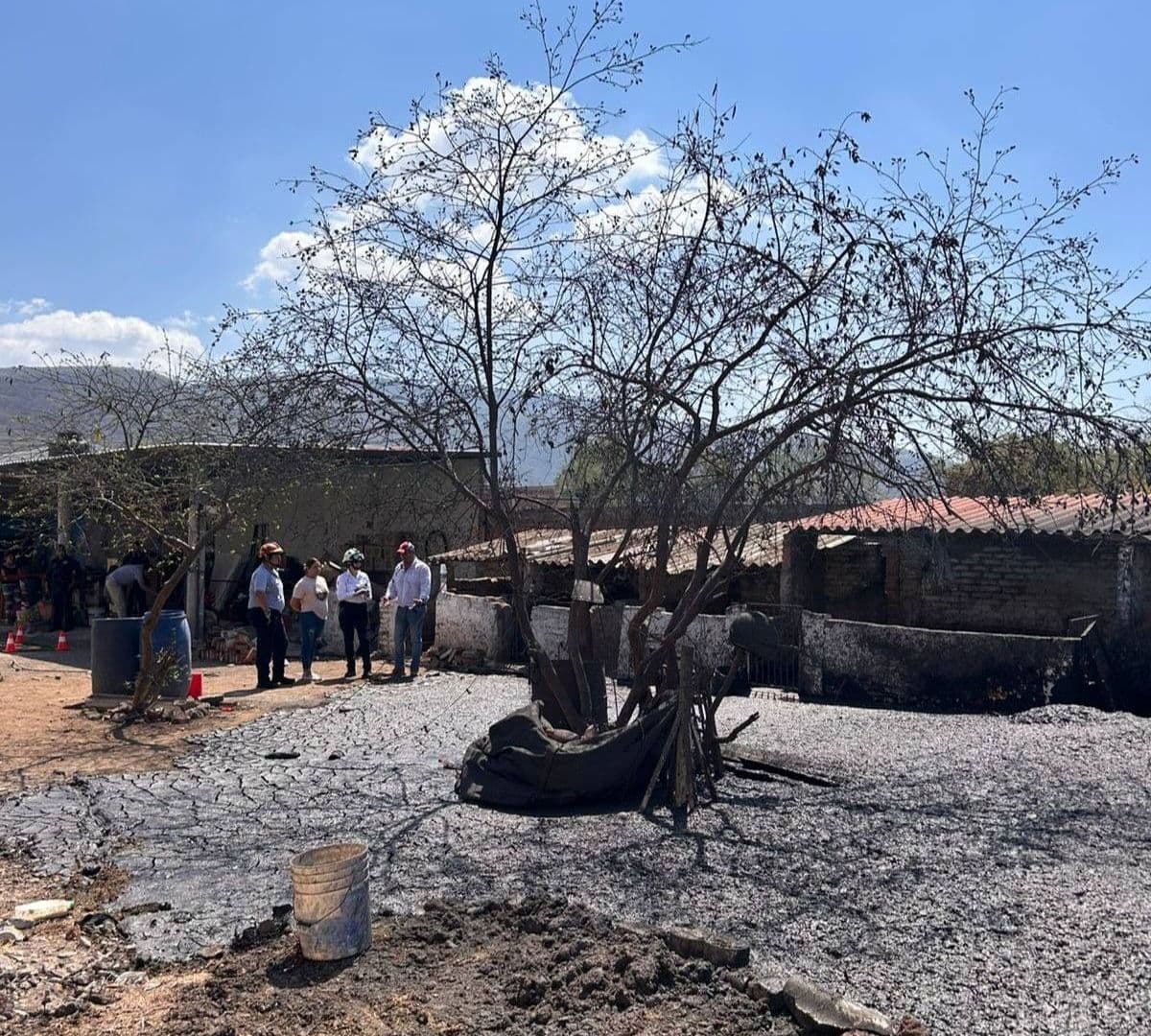 Protección Civil examina géiser en El Salitre, Michoacán