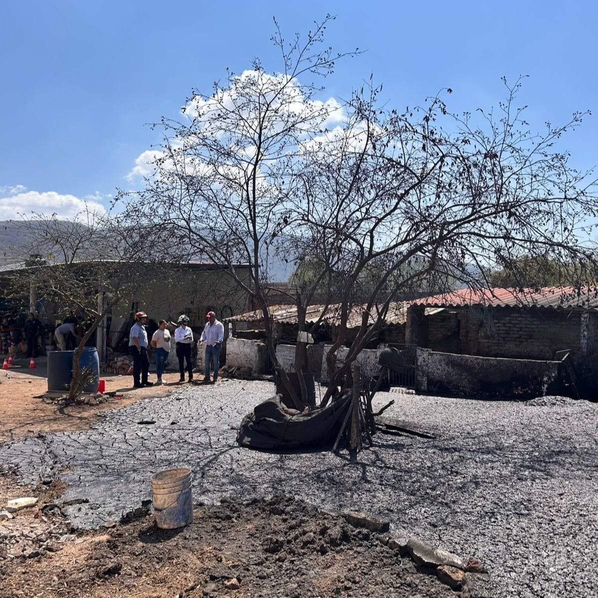 Protección Civil examina géiser en El Salitre, Michoacán