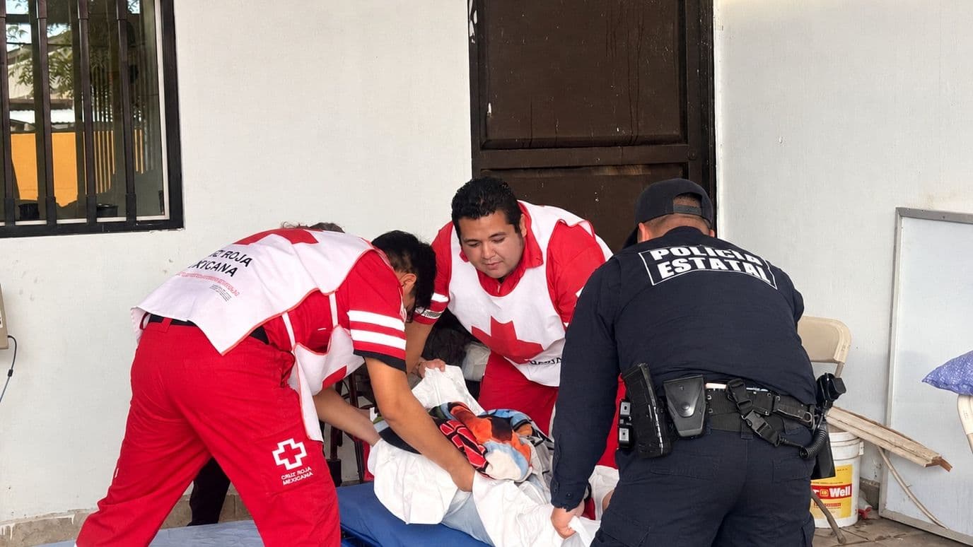 Rescatan a Mujer de la Tercera Edad de Casa en Llamas en Hermosillo