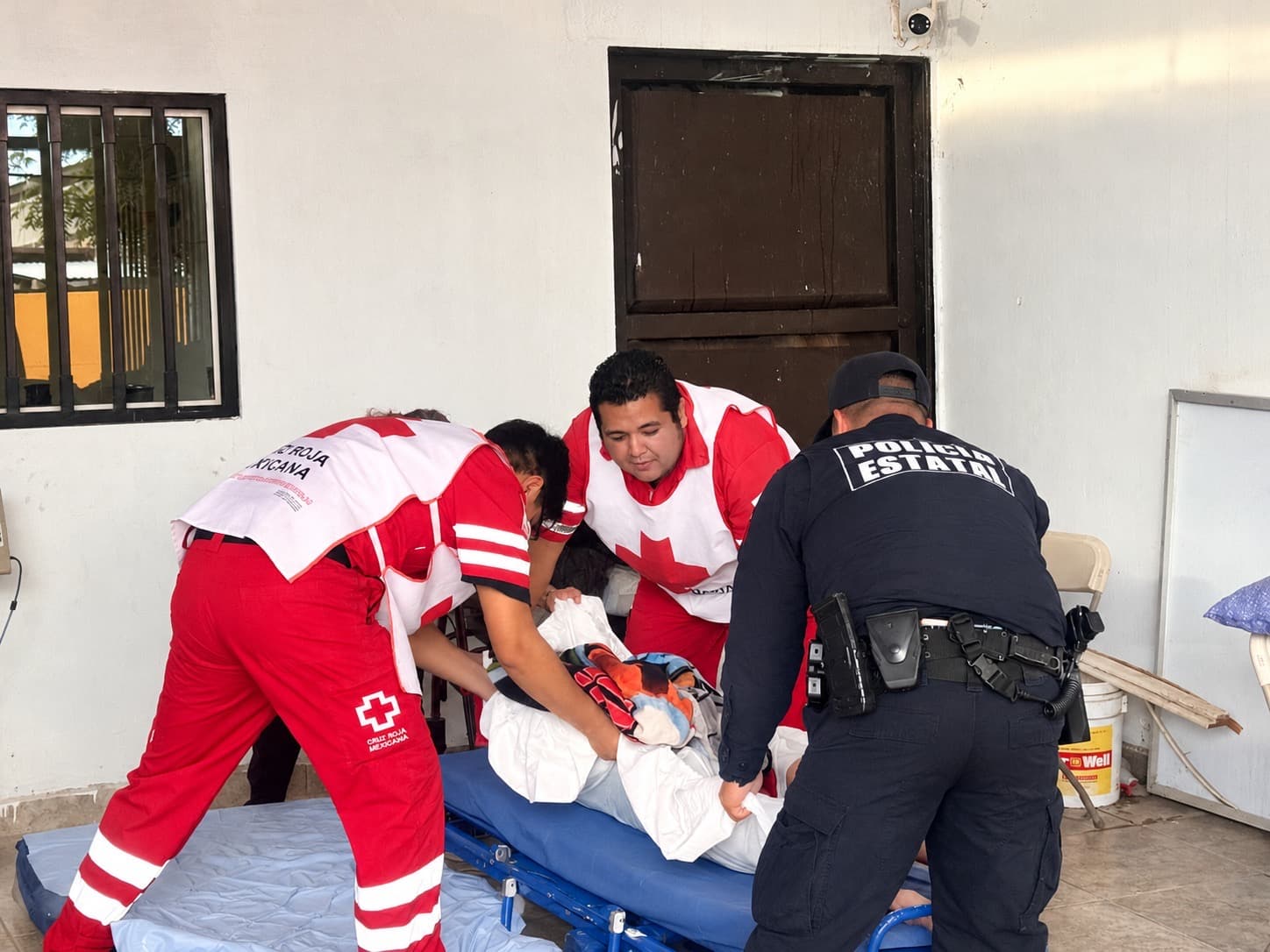 Rescatan a Mujer de la Tercera Edad de Casa en Llamas en Hermosillo