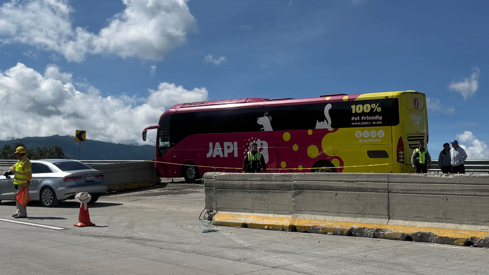 Choque múltiple   · Autopista México Puebla  | Azael Valdes Narvaez