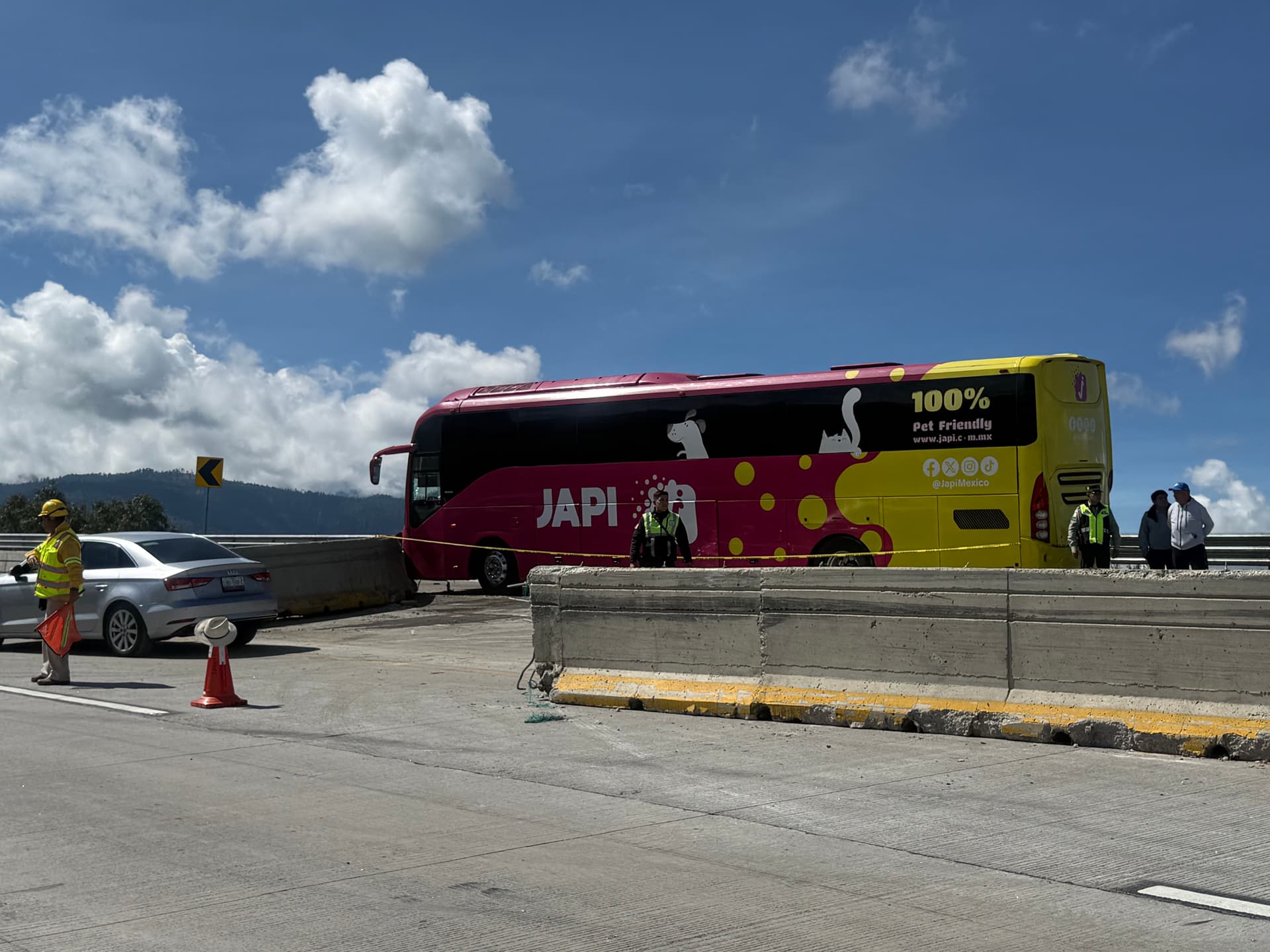 Choque múltiple   · Autopista México Puebla  | Azael Valdes Narvaez