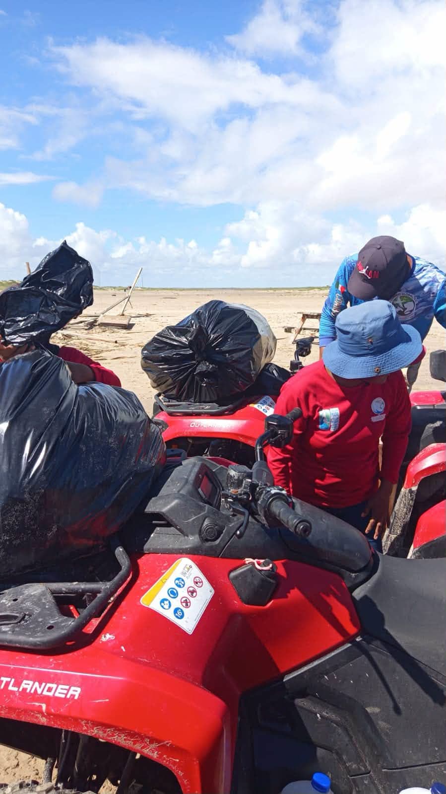 Entregan Presunta Basura Espacial de SpaceX Hallada en Playa Bagdad de Matamoros