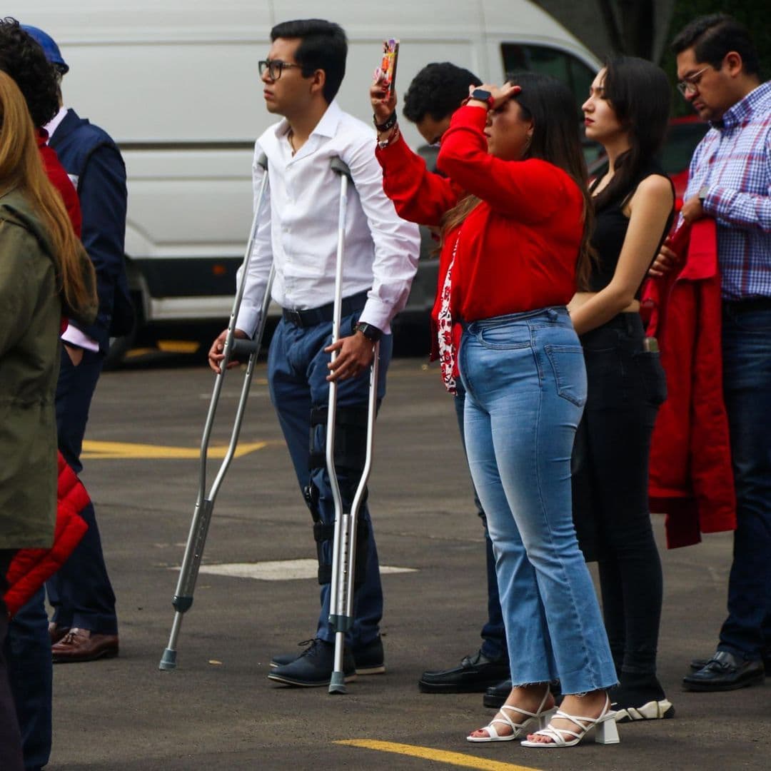 Personas salen a las calles por sismo.