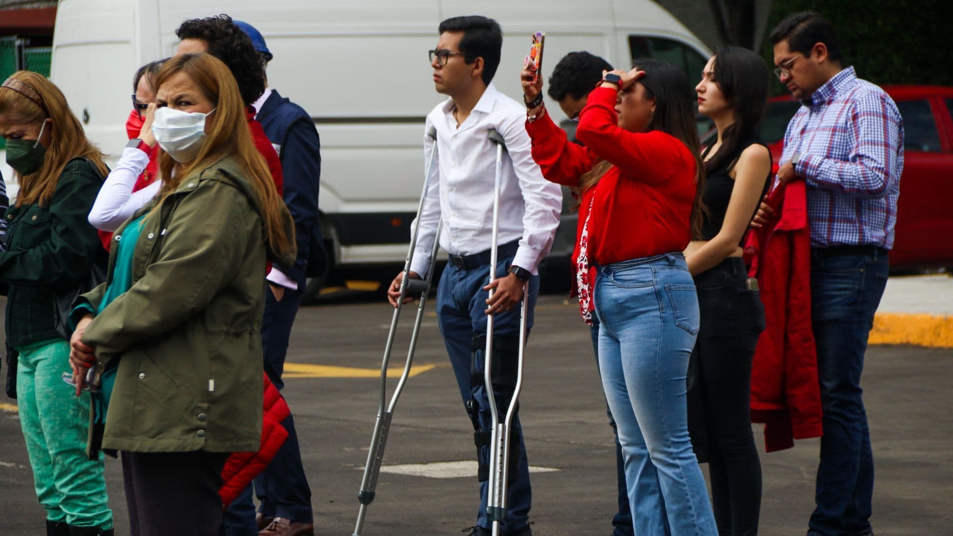 Personas salen a las calles por sismo.