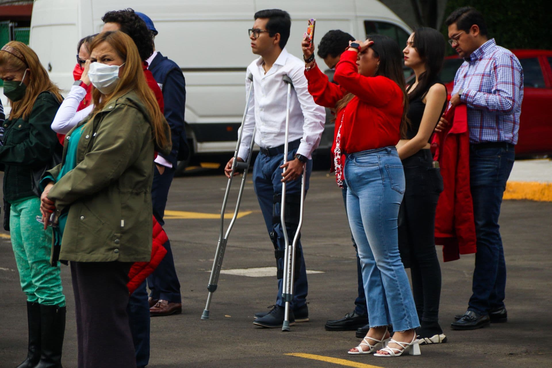 Personas salen a las calles por sismo.
