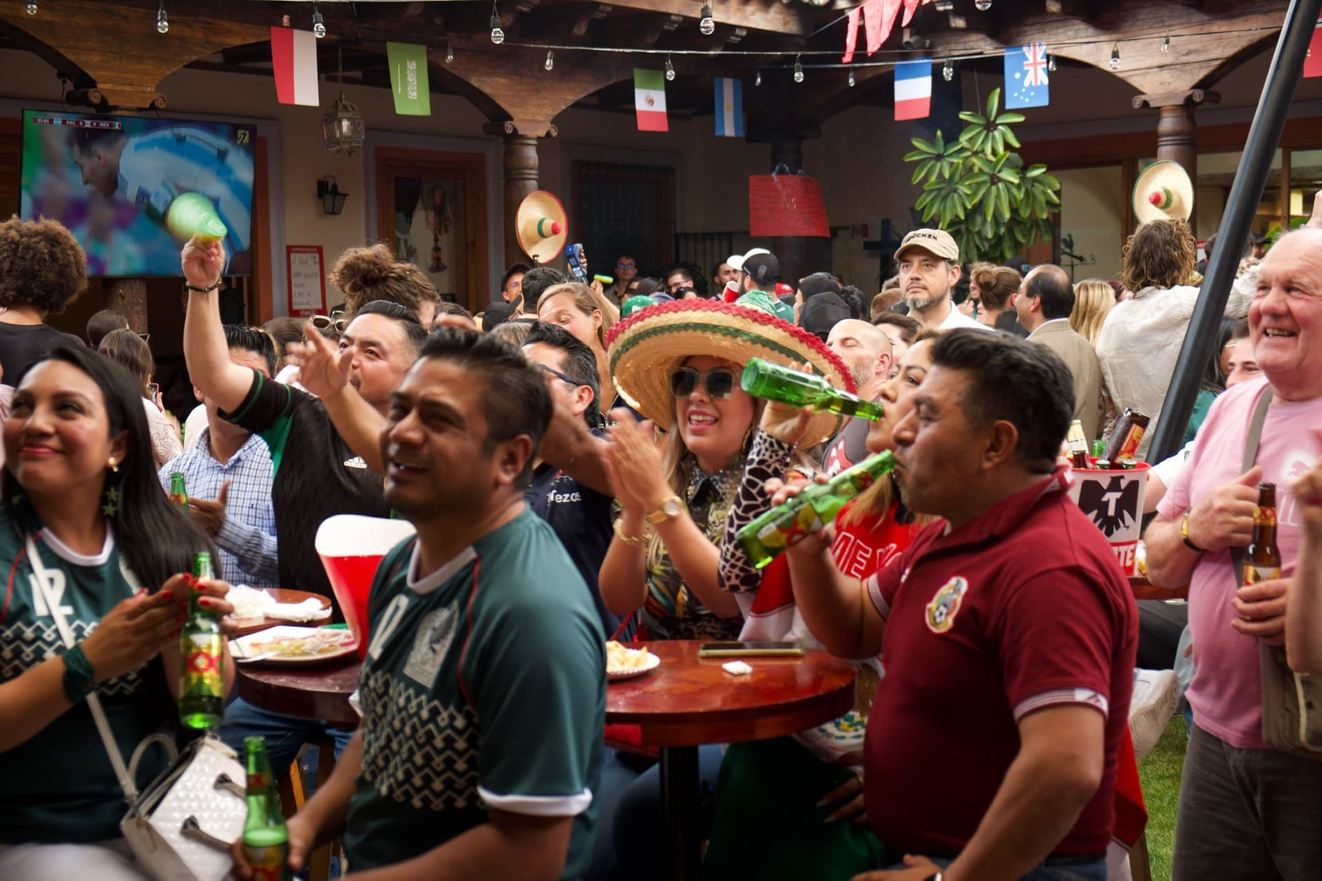 Aficionados observan partido de la Seleción Mexicana en un restaurante.
