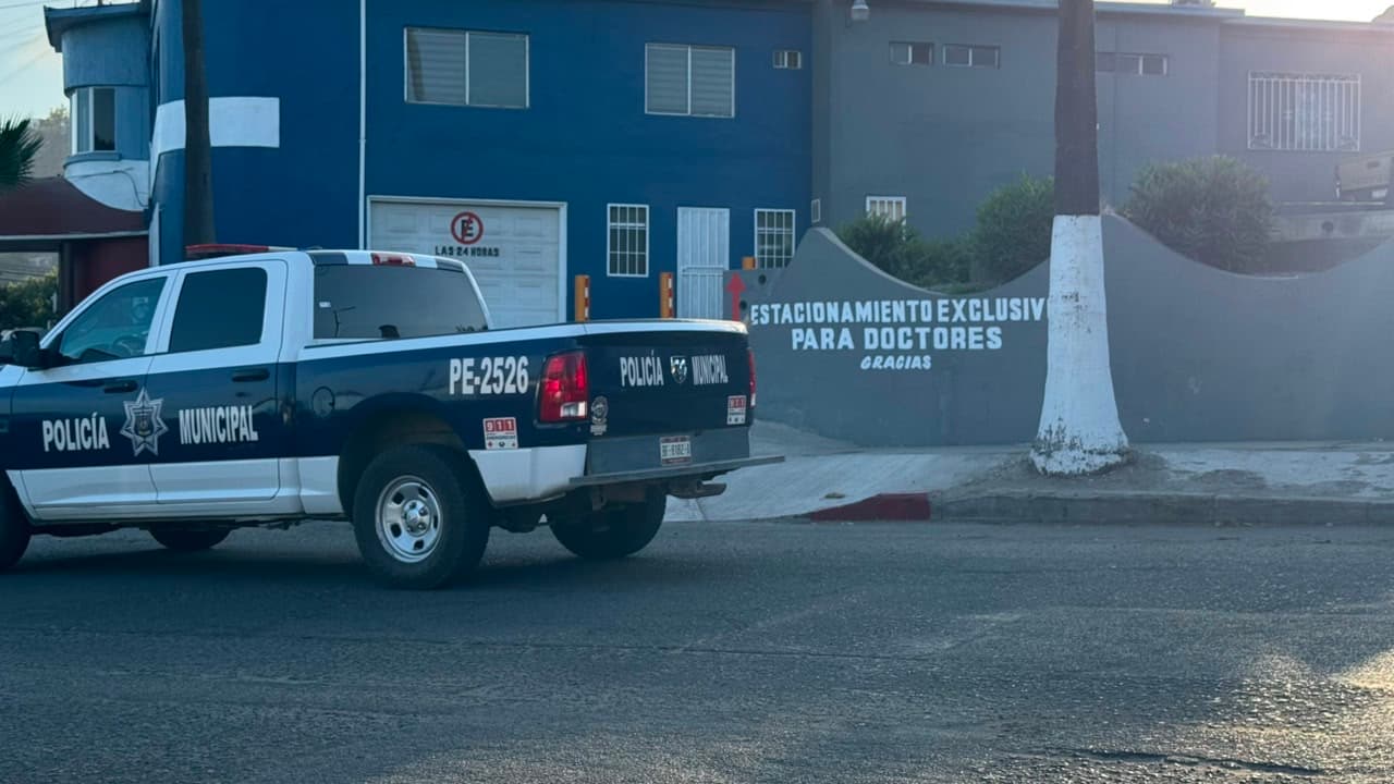 Hombre Baleado Llega Solo a Hospital en Ensenada; Clínica Permanece Bajo Resguardo