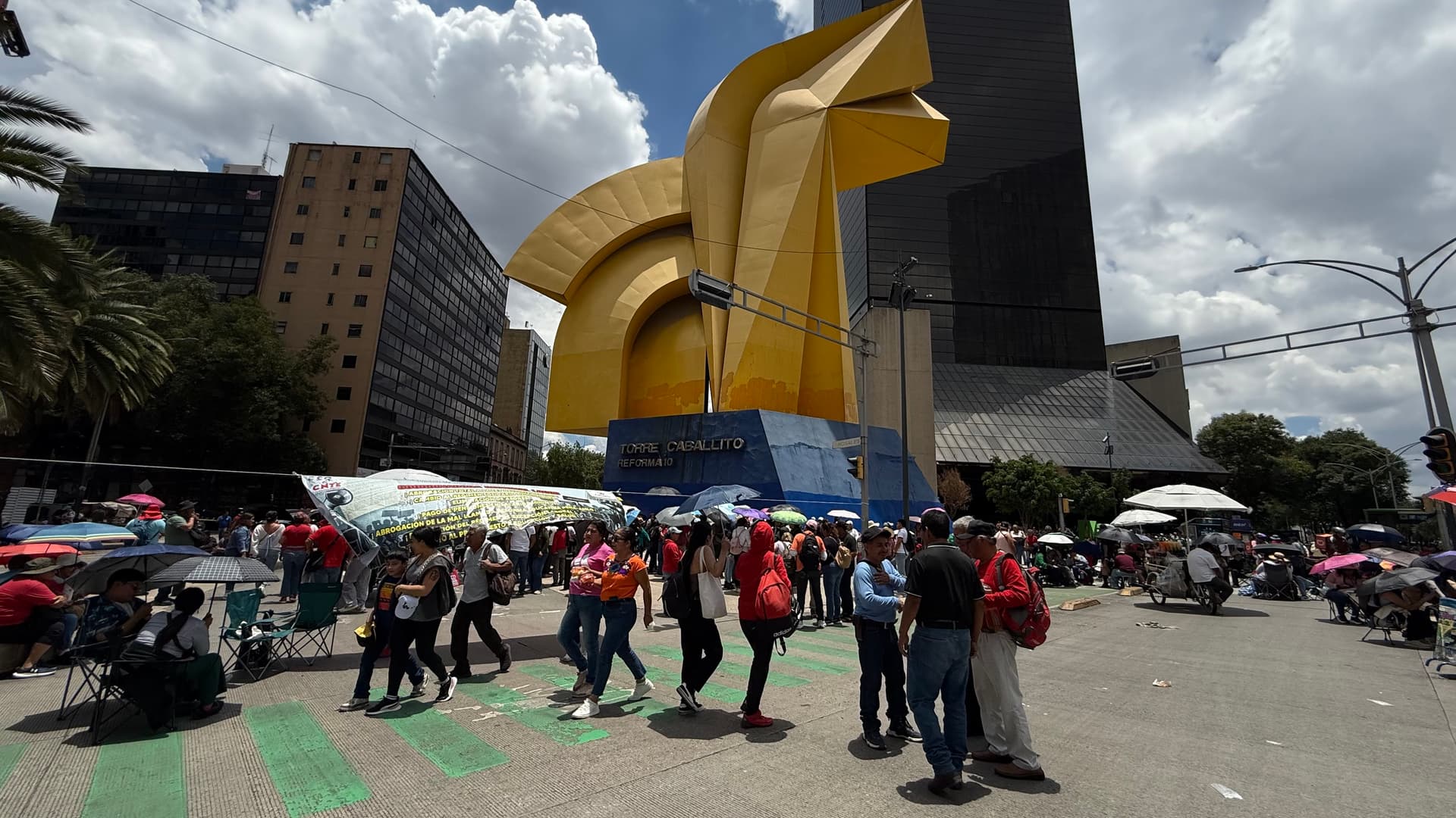 Integrantes de la CNTE bloquean paseo de la reforma a la altura del caballito  · Tabacalera, cuauhtemoc | Silvana Flores