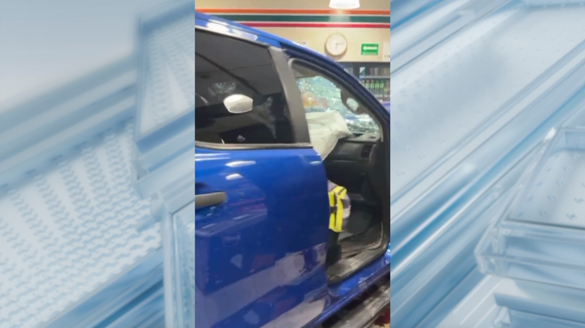 Camioneta Dentro de Tienda de Conveniencia tras Accidente en Avenida Lauro Villar