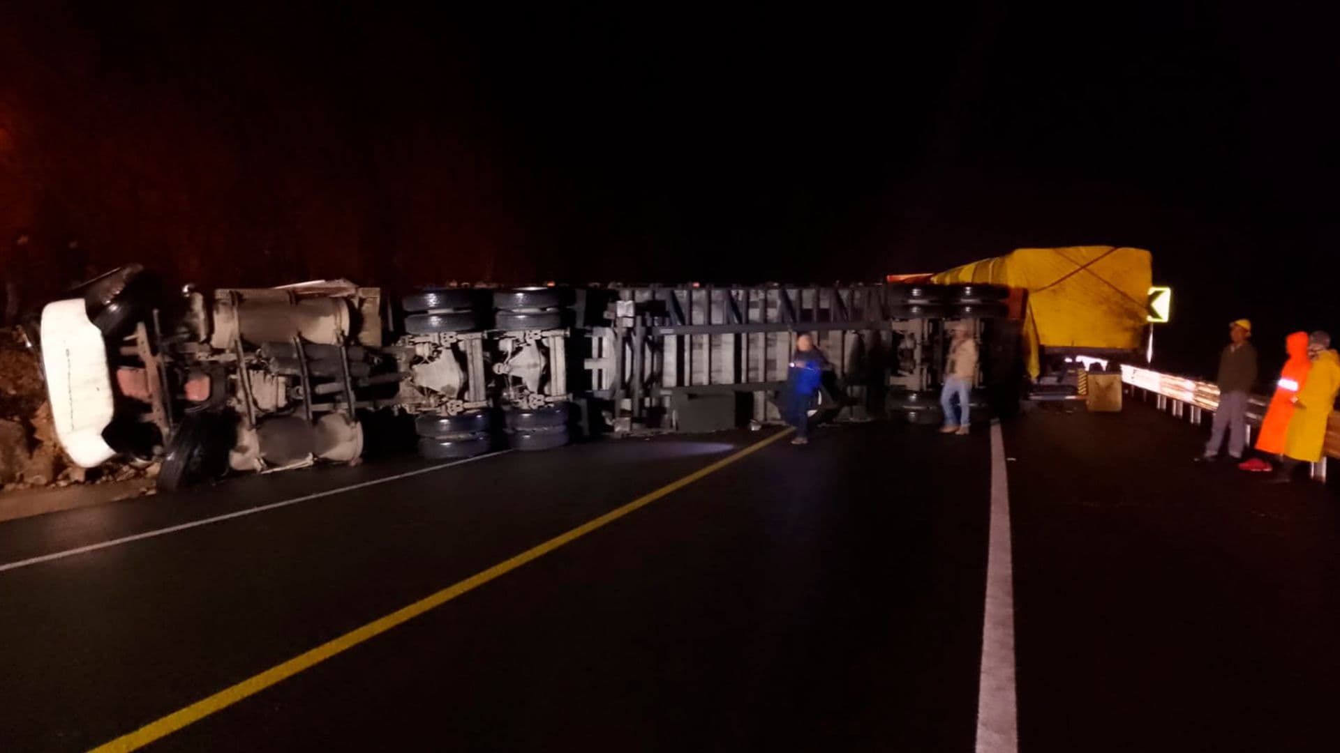 Volcadura de Tráiler Provoca Cierre Total de Carretera Mante-Tula