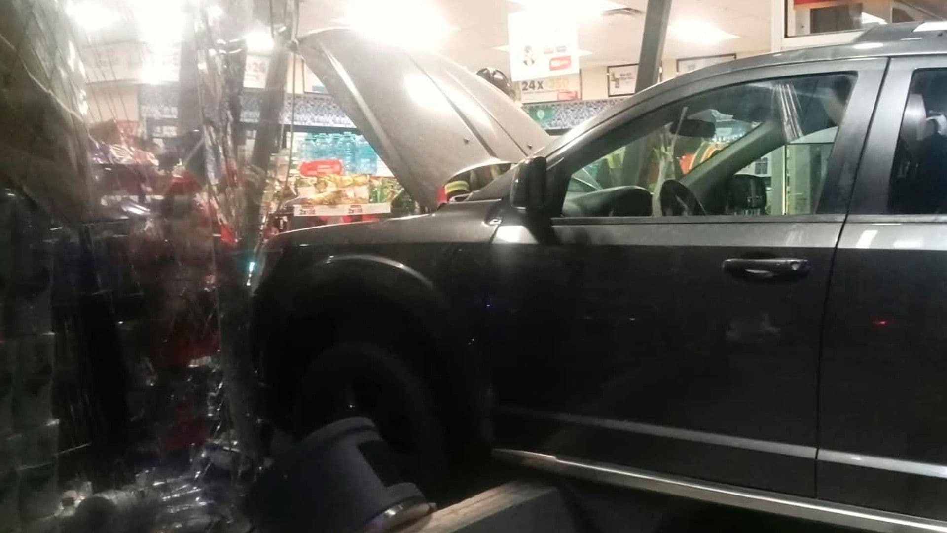 Al confundir los pedales de la camioneta, el conductor terminó dentro de una tienda de conveniencia