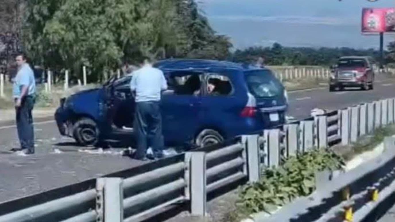 Volcadura en la autopista Puebla-Orizaba deja dos muertos y una lesionada.