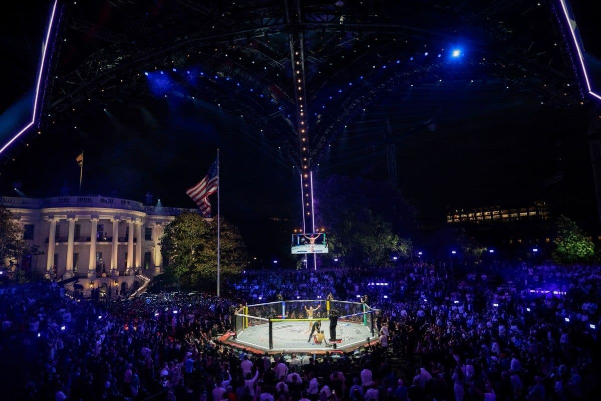 El estadounidense Sean O'Malley, especialista en artes marciales mixtas, derrota al canadiense Aiemann Zahabi en su combate de peso gallo en el evento UFC Freedom 250, celebrado en el jardín sur de la Casa Blanca en Washington, D.C., el 14 de junio de 2026. (Foto de Evan Vucci / POOL / AFP)