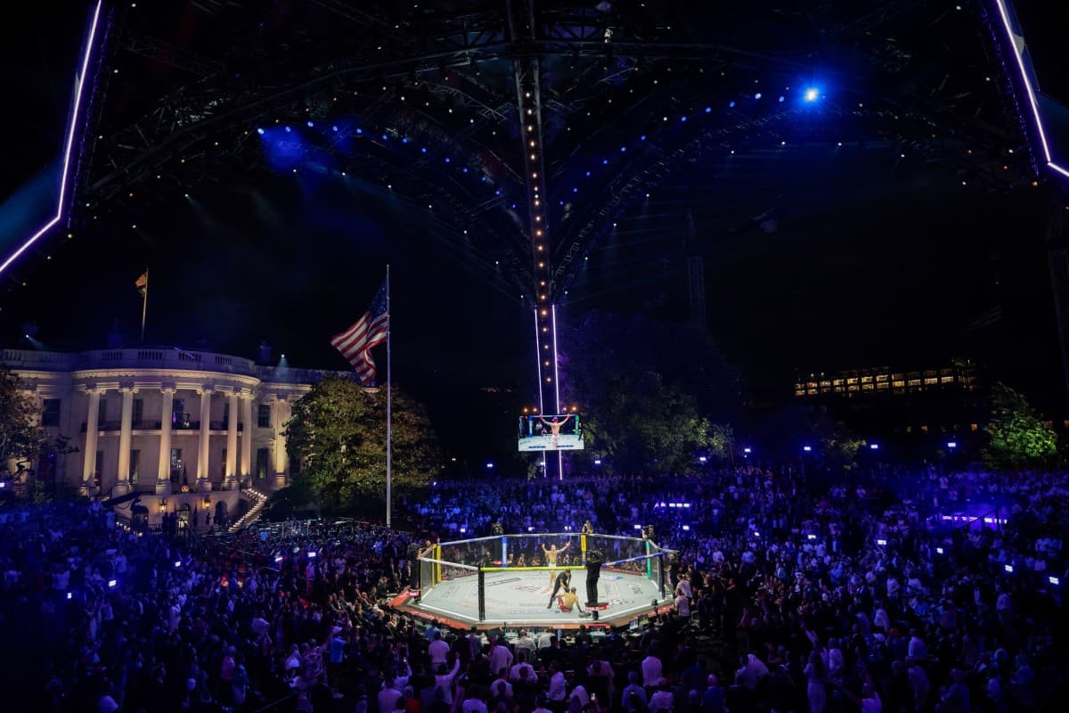 El estadounidense Sean O'Malley, especialista en artes marciales mixtas, derrota al canadiense Aiemann Zahabi en su combate de peso gallo en el evento UFC Freedom 250, celebrado en el jardín sur de la Casa Blanca en Washington, D.C., el 14 de junio de 2026. (Foto de Evan Vucci / POOL / AFP)
