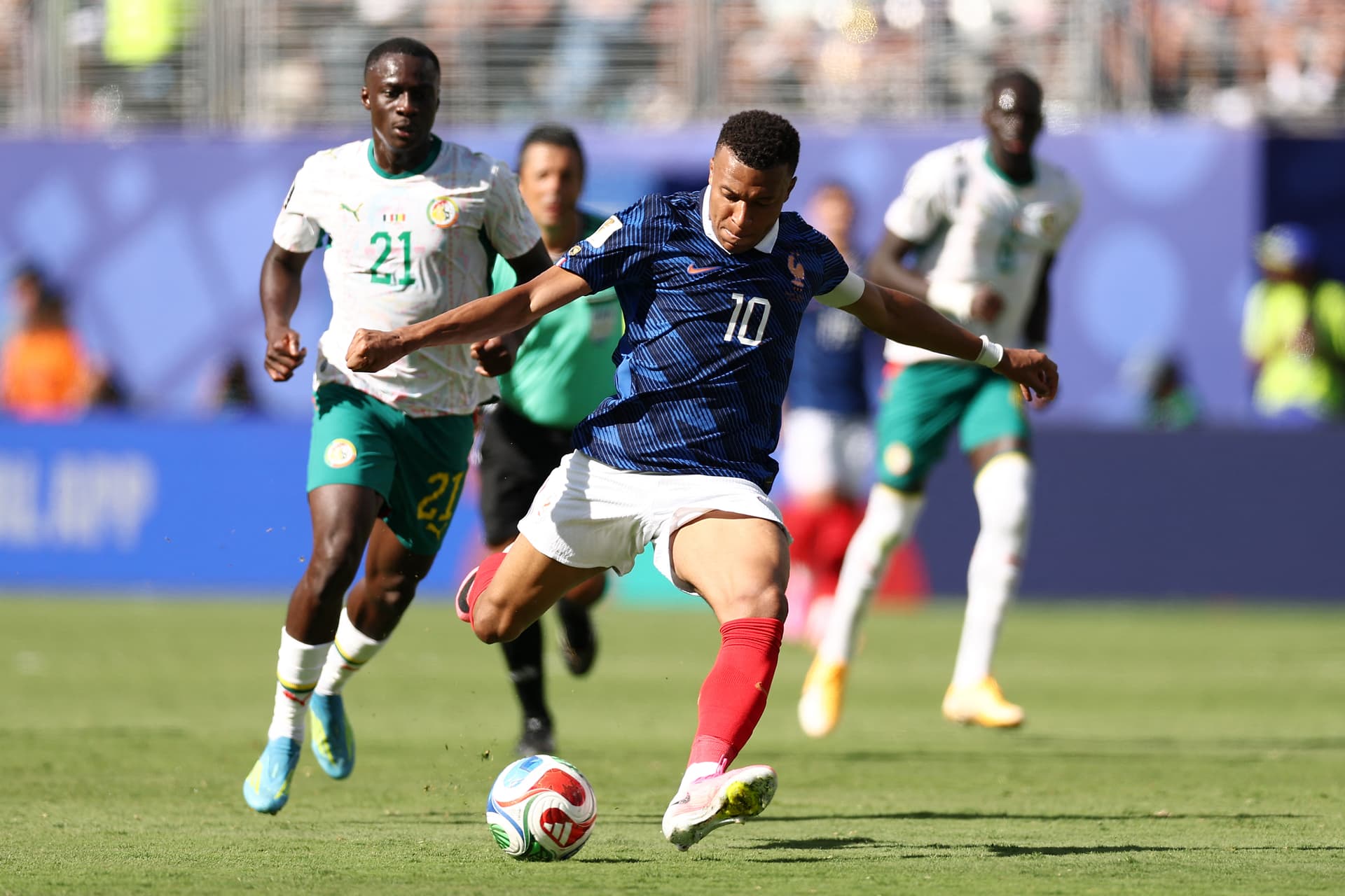 El delantero francés Kylian Mbappé, número 10, dispara para marcar el tercer gol de su equipo durante el partido de fútbol del Grupo I del Mundial de 2026 entre Francia y Senegal en el estadio New York/New Jersey en East Rutherford el 16 de junio de 2026. Foto: AFP