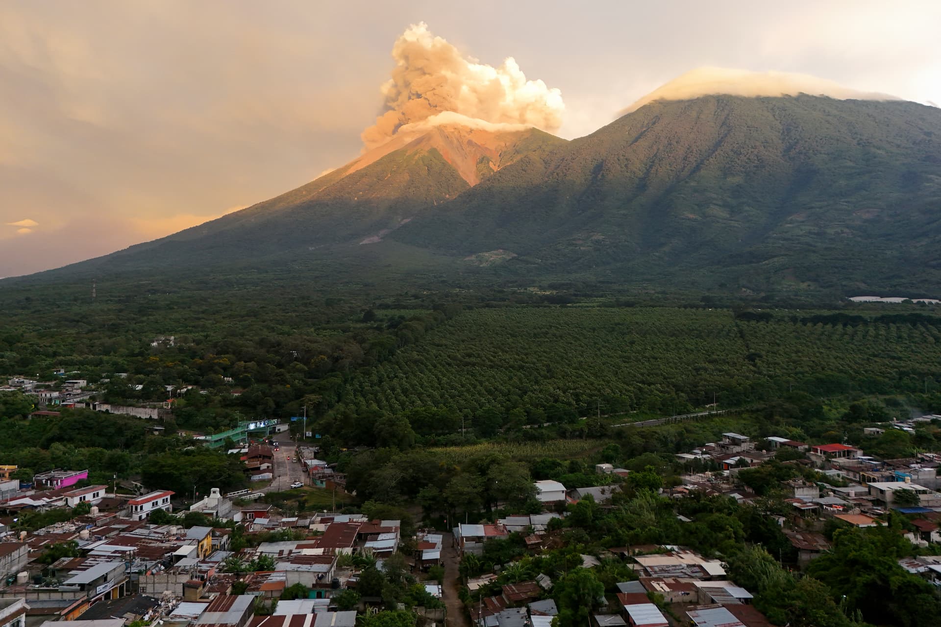 El Volcán de Fuego hizo erupción el 4 de agosto de 2026 en Alotenango, Guatemala. Las autoridades activaron la alerta naranja ante el incremento de la actividad volcánica.