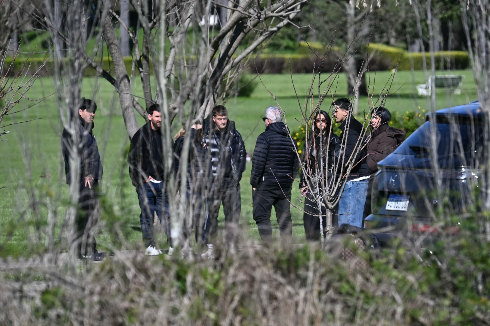 La estrella del fútbol argentino Lionel Messi (2-I), su esposa Antonela Roccuzzo (3-D) y familiares asisten al funeral de su padre, Jorge Messi, en el cementerio El Prado, en las afueras de Rosario, provincia de Santa Fe, Argentina, el 9 de agosto de 2026. Foto: AFP