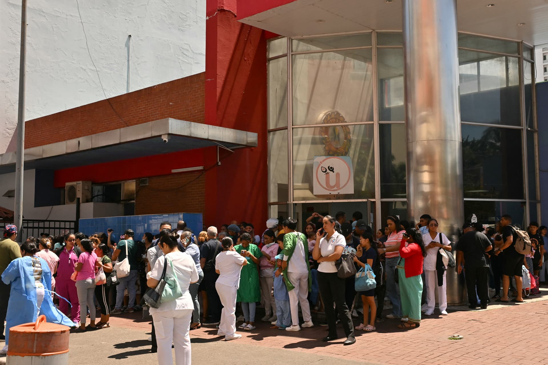 Varias personas permanecen de pie frente a la sala de maternidad del hospital Santo Tomás, tras el terremoto de magnitud 7.6 que sacudió el país. Foto: AFP