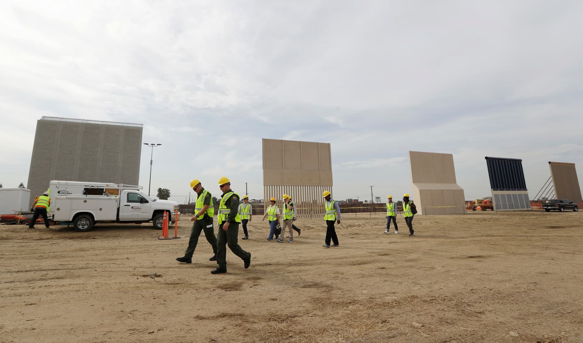 Prototipos de muro fronterizo en una zona de construcción cerca de la frontera con Tijuana. Foto: AP