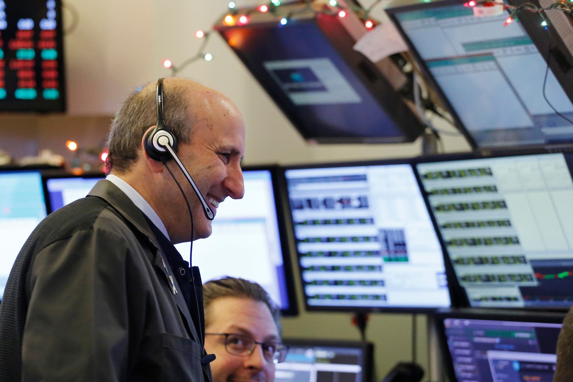 Corredores trabajan en la Bolsa de Valores de Nueva York. Foto: AP
