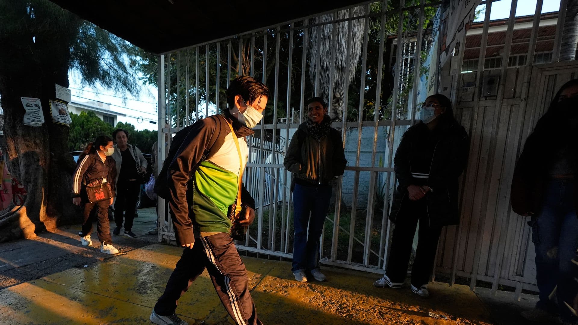 Estudiante llega a escuela en Guadalajara Jalisco, el de 6 febrero de 2026.