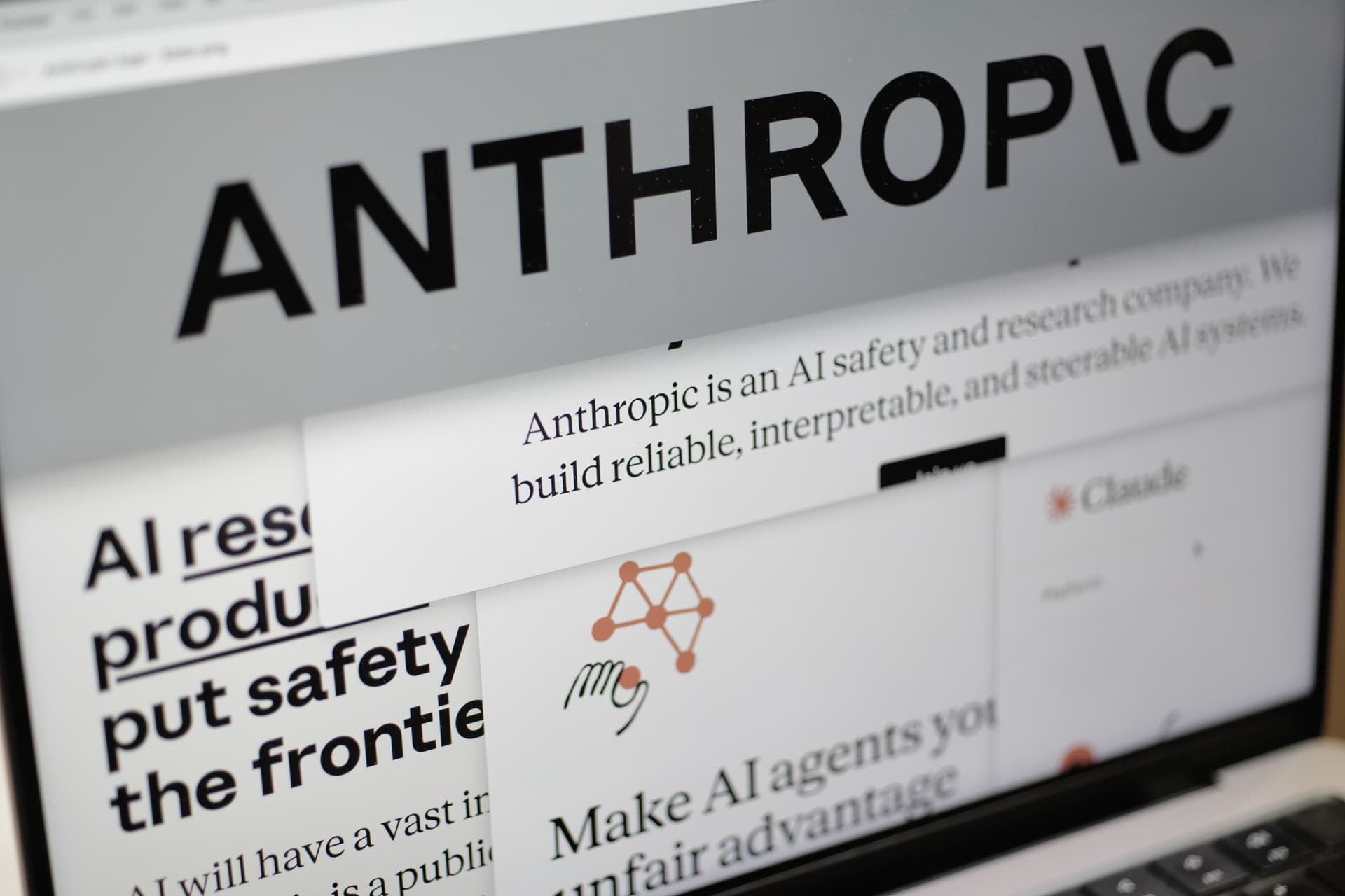 Páginas del sitio web de Anthropic y el logotipo de la empresa. Foto: AP