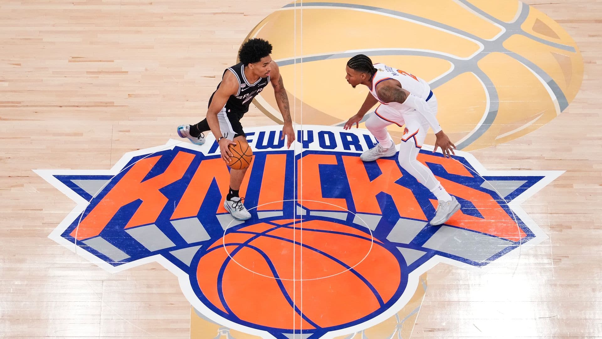 Dylan Harper (2), base de los San Antonio Spurs, avanza con el balón mientras Miles McBride (2), base de los New York Knicks. Foto: AP