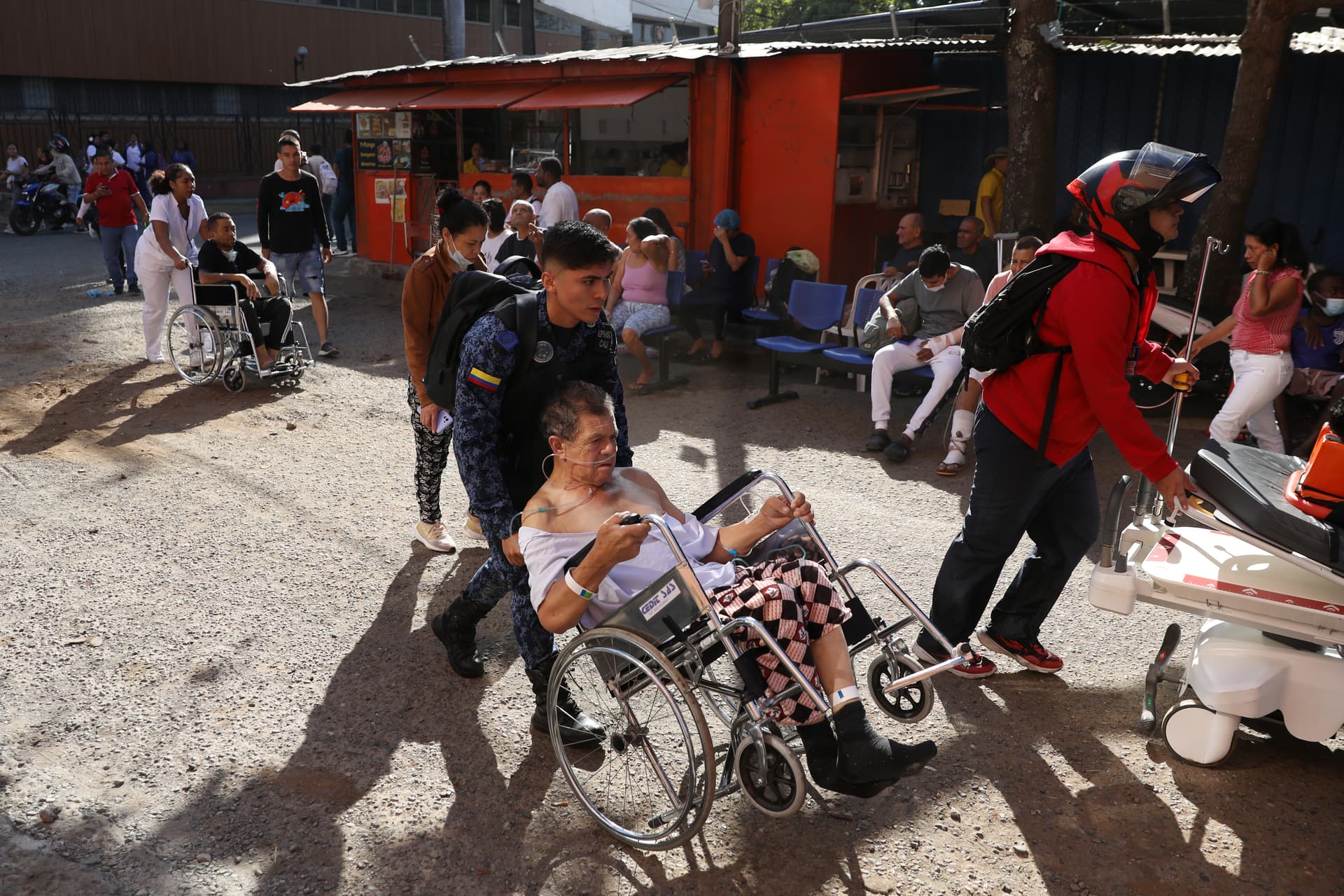 Pacientes evacuados de un hospital en Cali, luego de temblor en Colombia el 10 de agosto 2026.