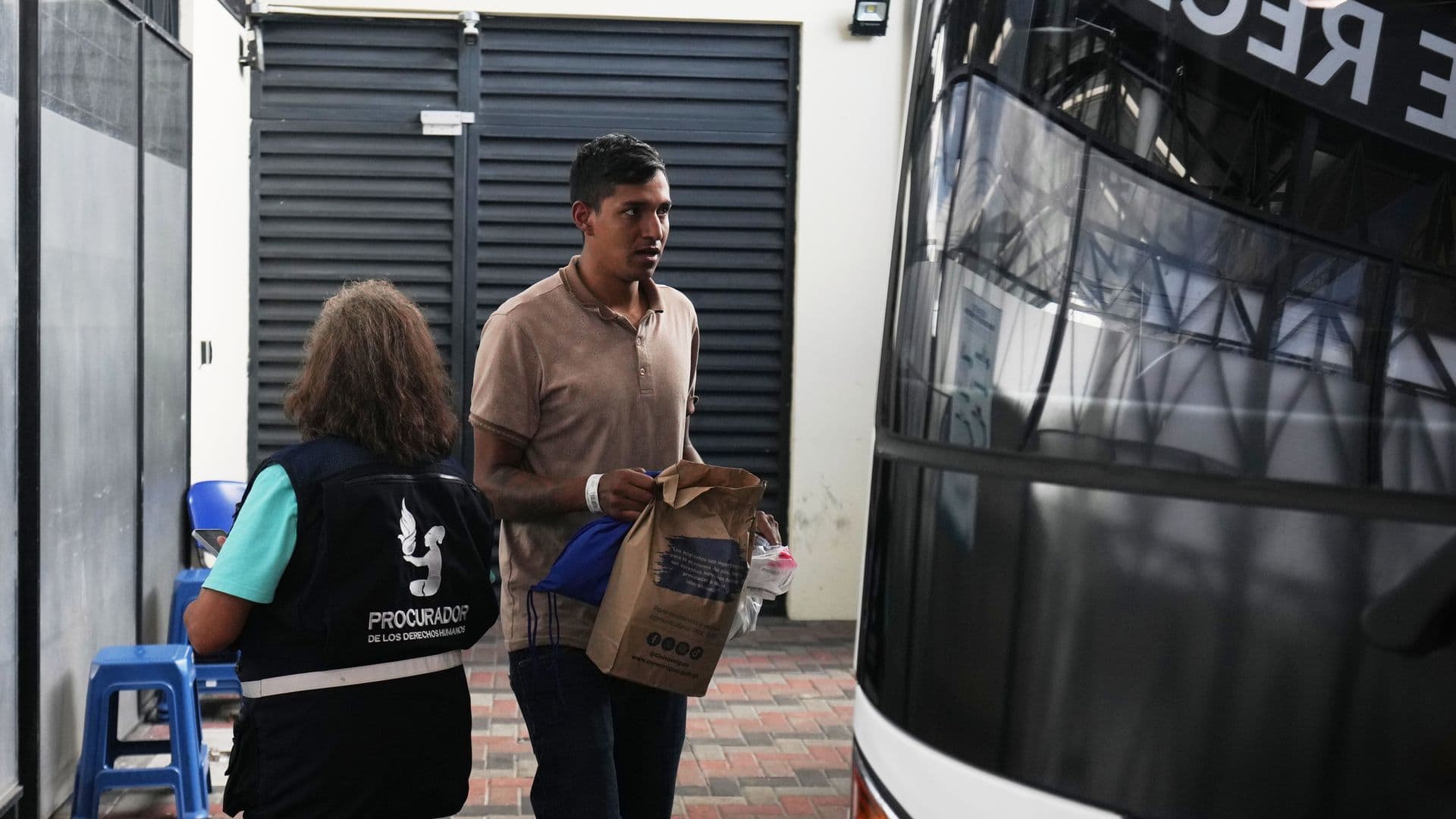 Mexicano enviado a Guatemala por EUA se dirige a autobús para ser llevado a Chiapas.