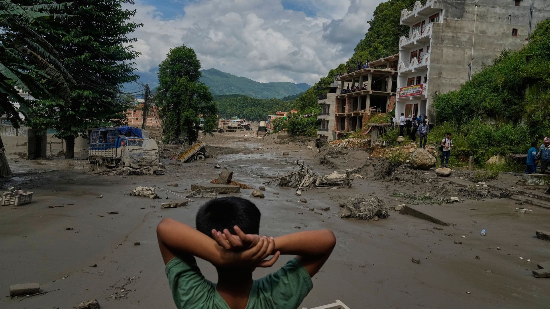Un niño observa los estragos causados por una inundación repentina a lo largo del río Trishuli. Foto: AP