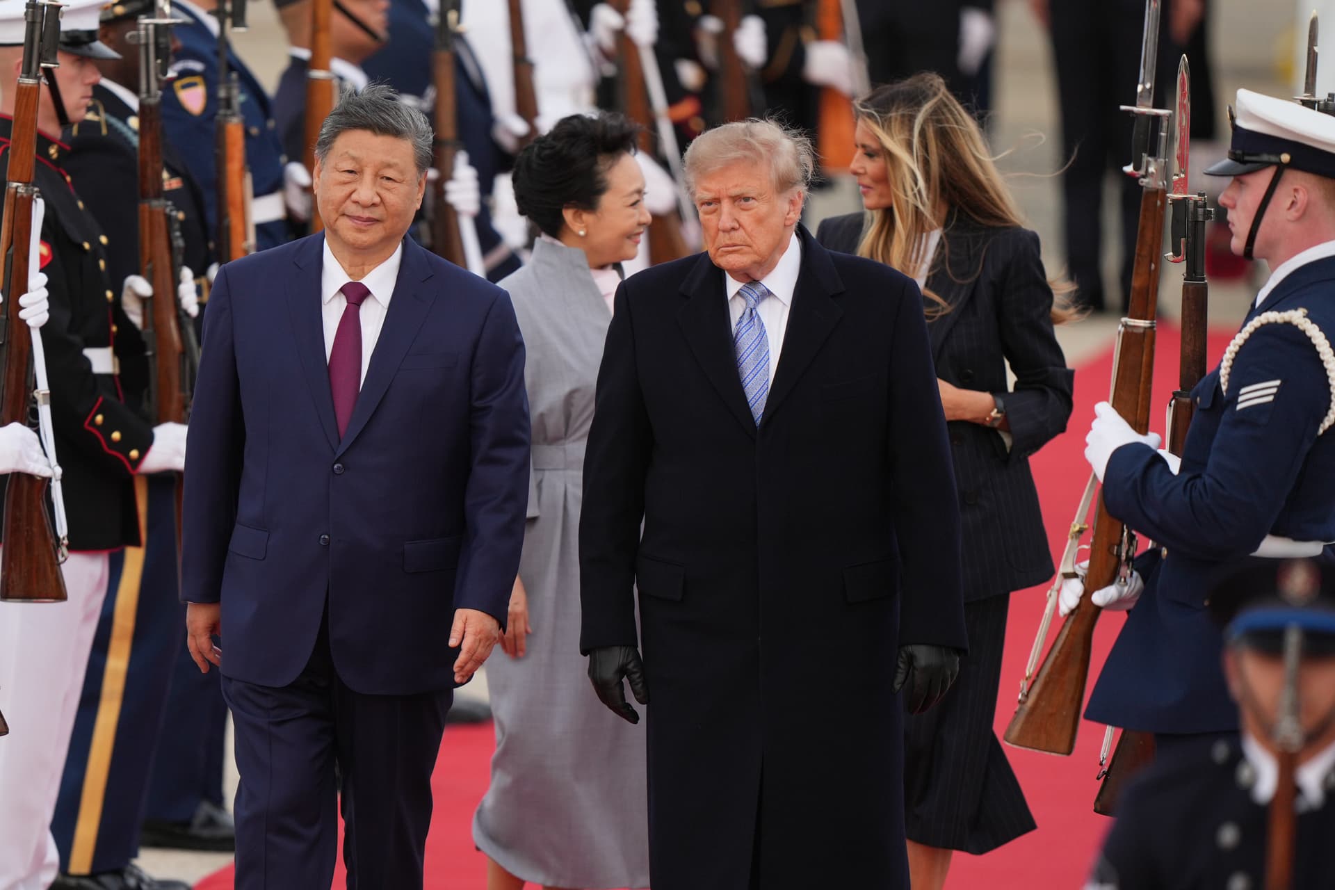 El presidente estadounidense Donald Trump y su esposa Melania Trump dan la bienvenida al presidente chino Xi Jinping y a su esposa, Peng Liyuan. Foto: AP