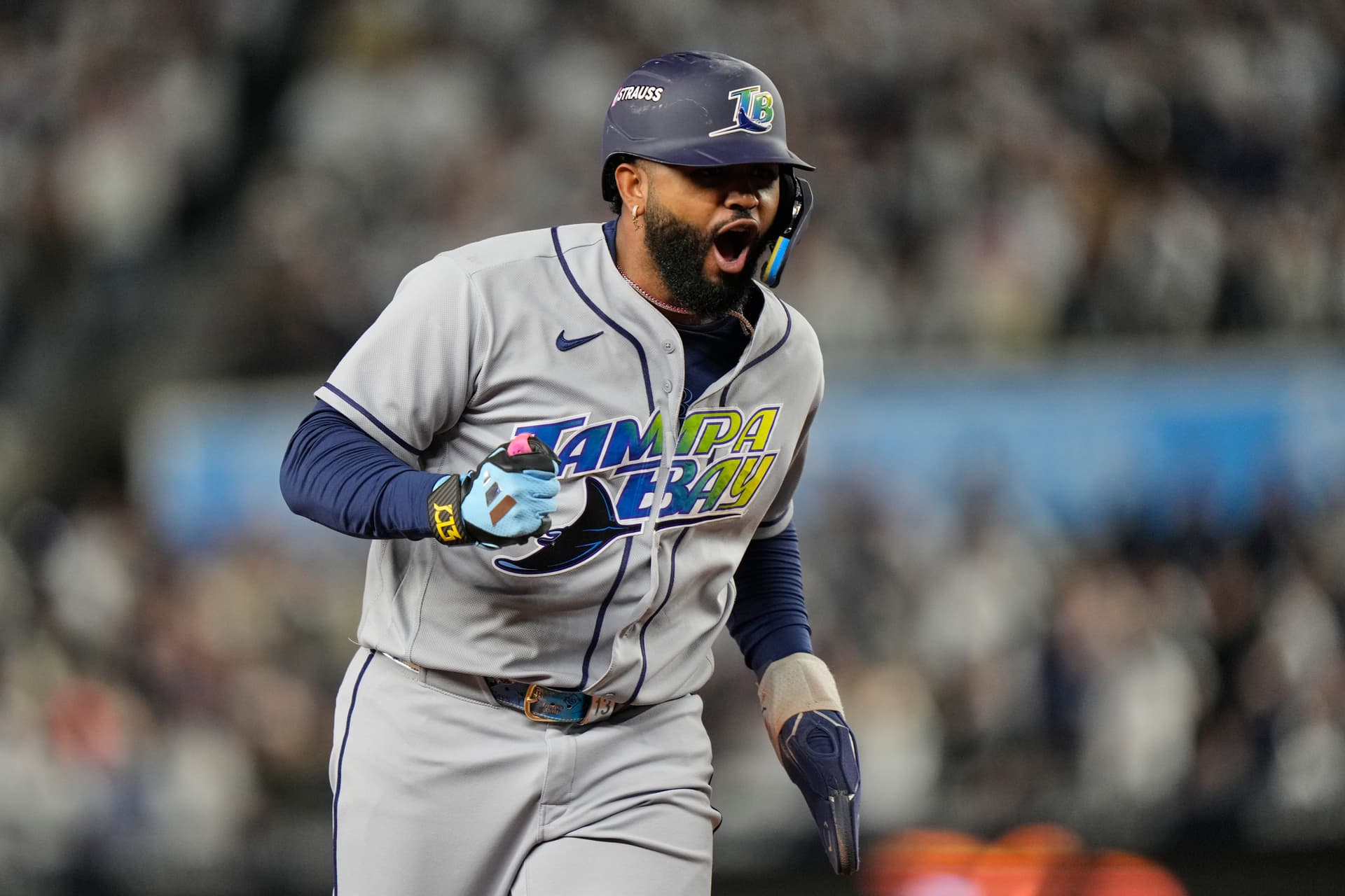 Junior Caminero de los Rays de Tampa Bay celebra un jonrón. Foto: AP