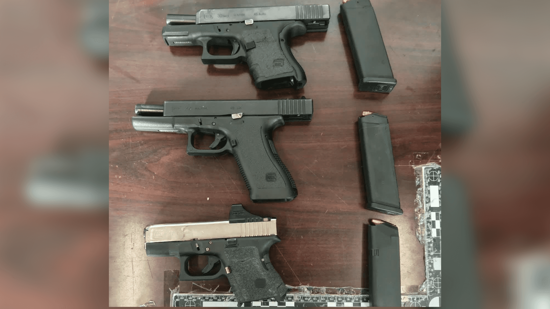 Aseguran Tres Armas Ocultas en Vehículo y Detienen a Cuatro en Tijuana, BC