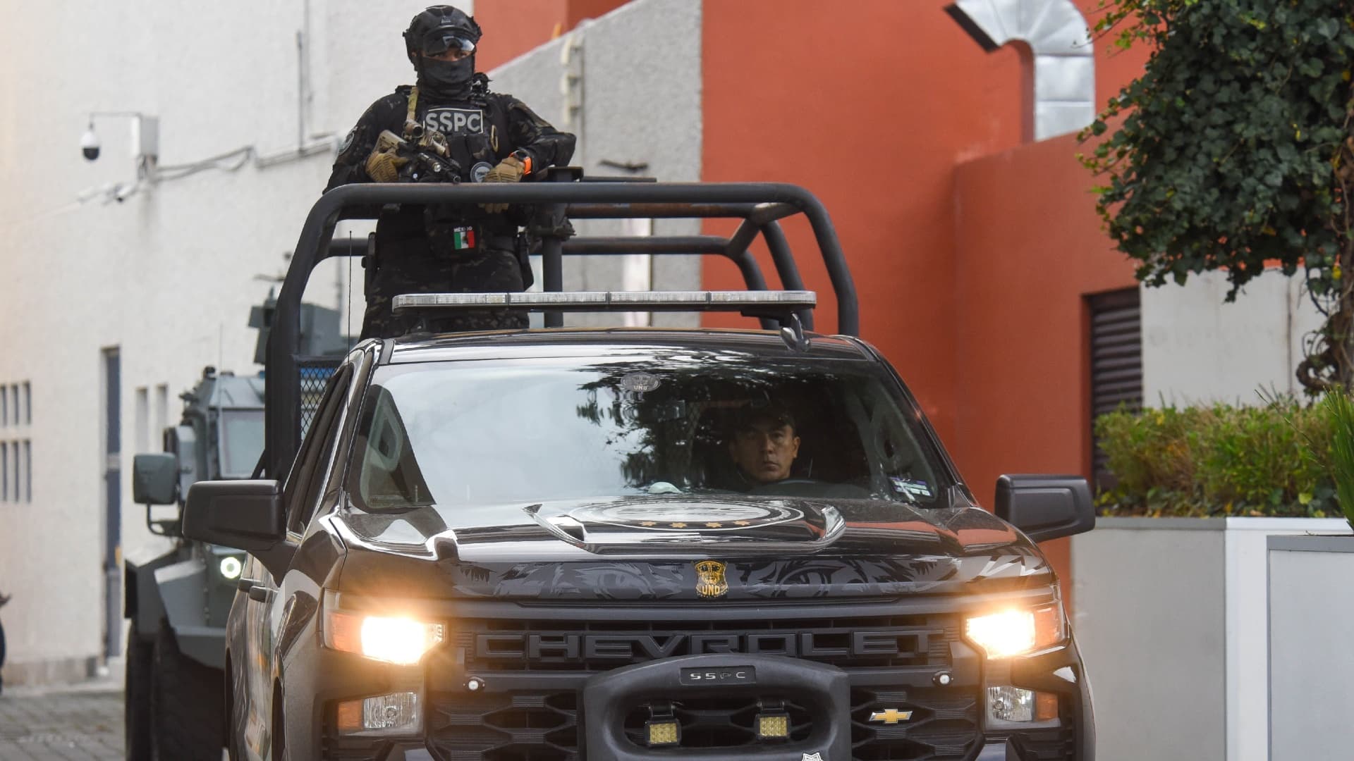 En Vehículo Blindado y con Fuerte Operativo; Así Trasladan a Diego y Gerardo 'N' a Barrientos