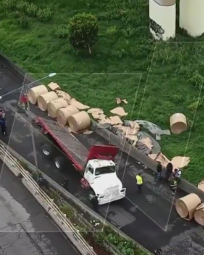 Desde el Aire: Así se ve la Volcadura de Camión Bajo el Puente de la Concordia
