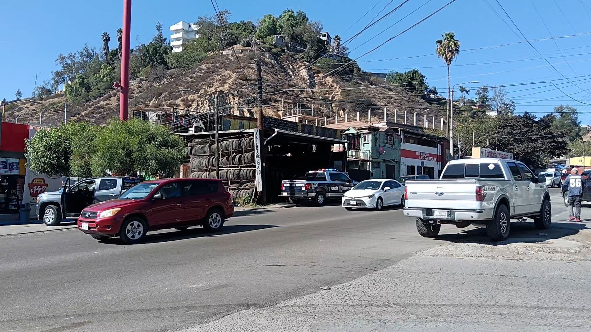 Unidades de la Policía Municipal Resguardando el Área Exterior de la Llantera