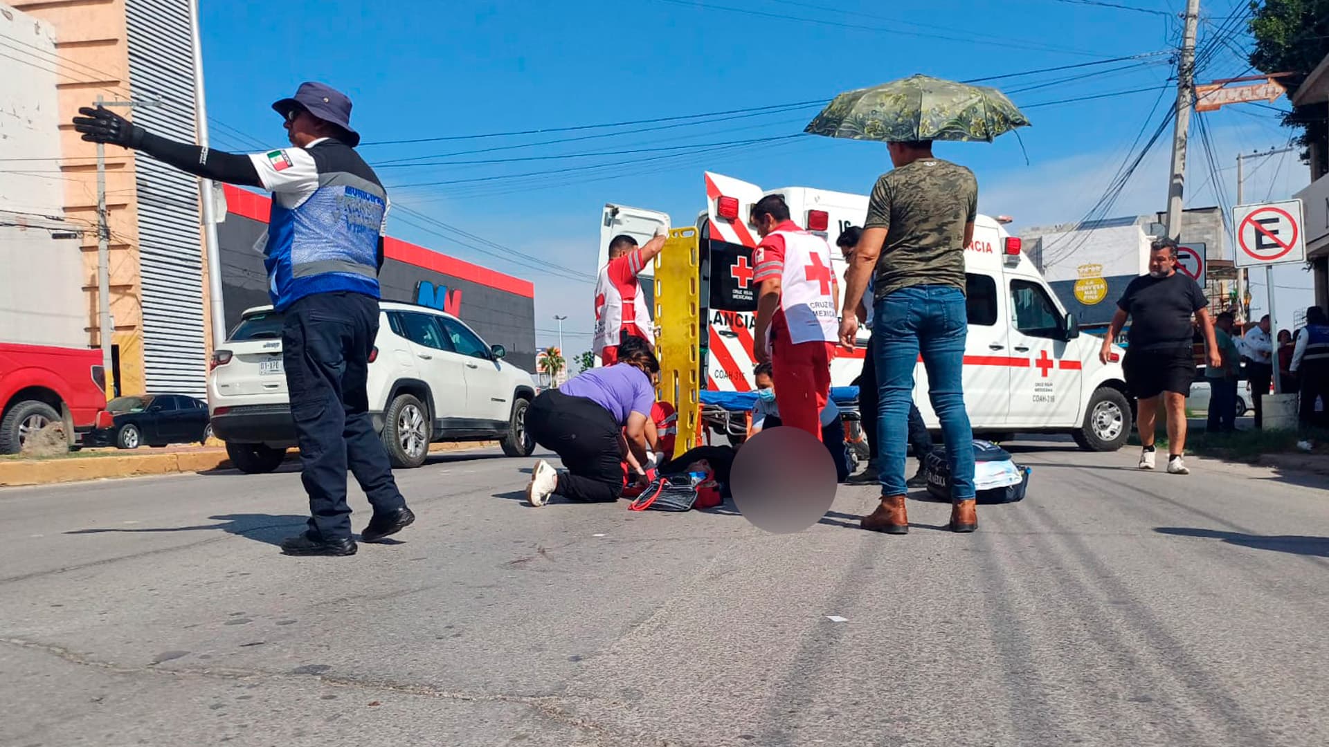 El hombre quien hasta el momento no ha sido identificado fue trasladado de emergencia a un hospital
