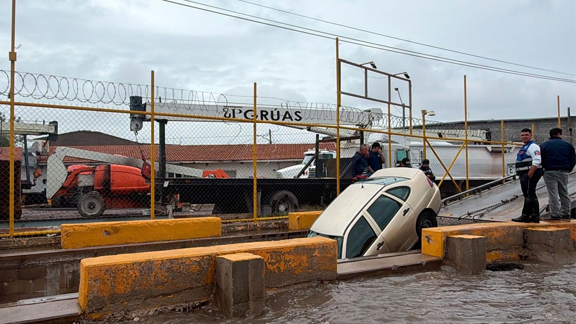 La acumulación de agua provocó un fuerte congestionamiento de vehículos sobre las principales vialidades de La Laguna