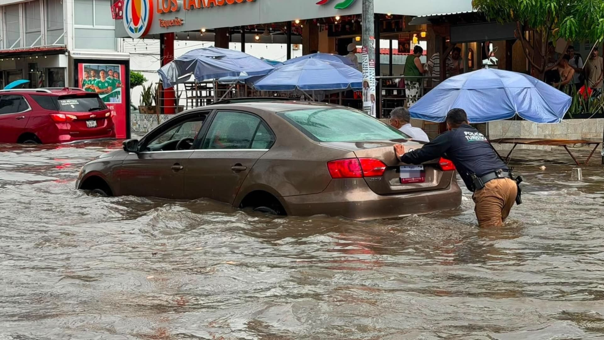 Fuertes Lluvias Inundan la Costera Miguel Alemán en Acapulco. Foto: N+