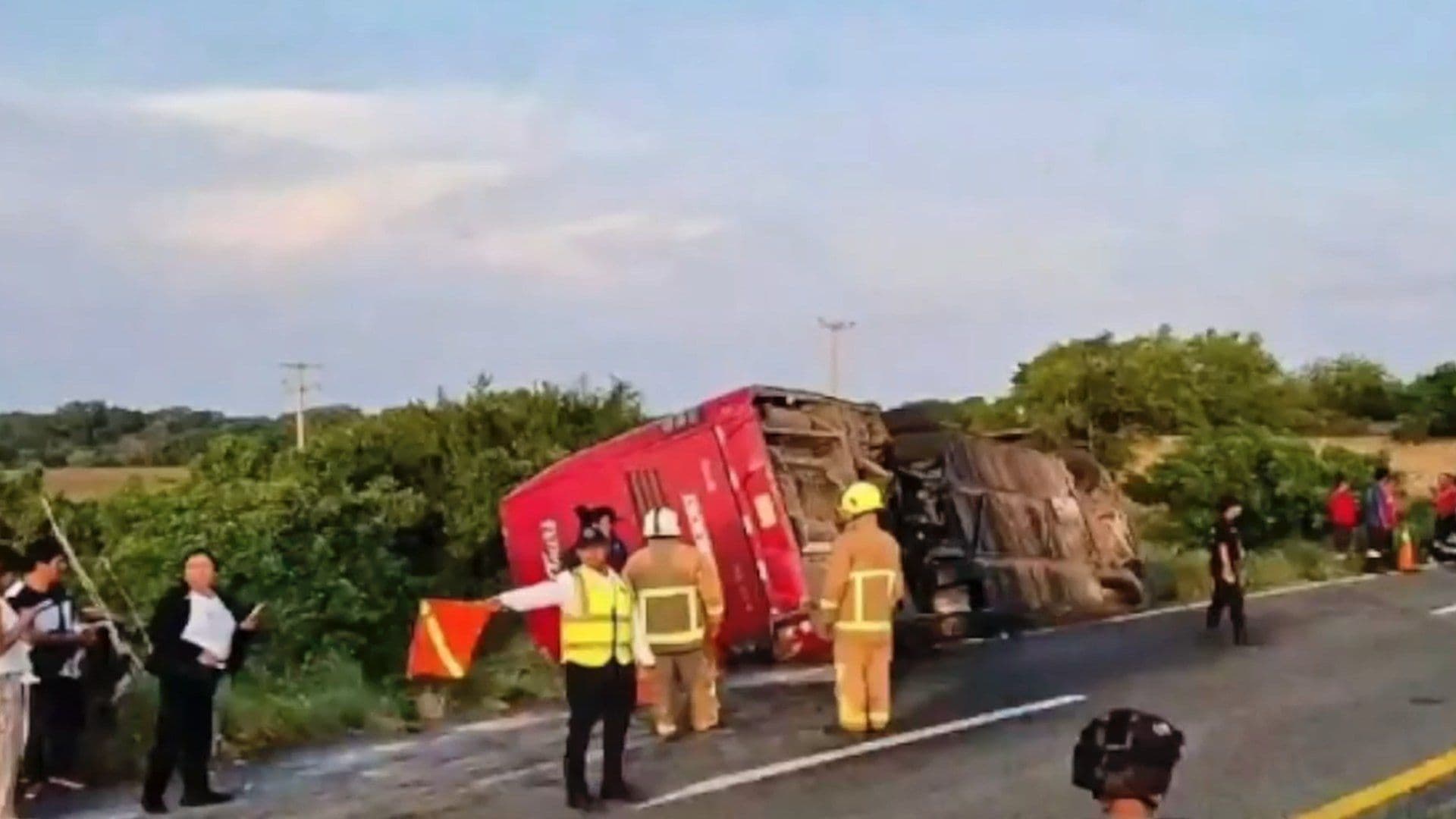 Así quedó el camión tras volcar en la carretera.