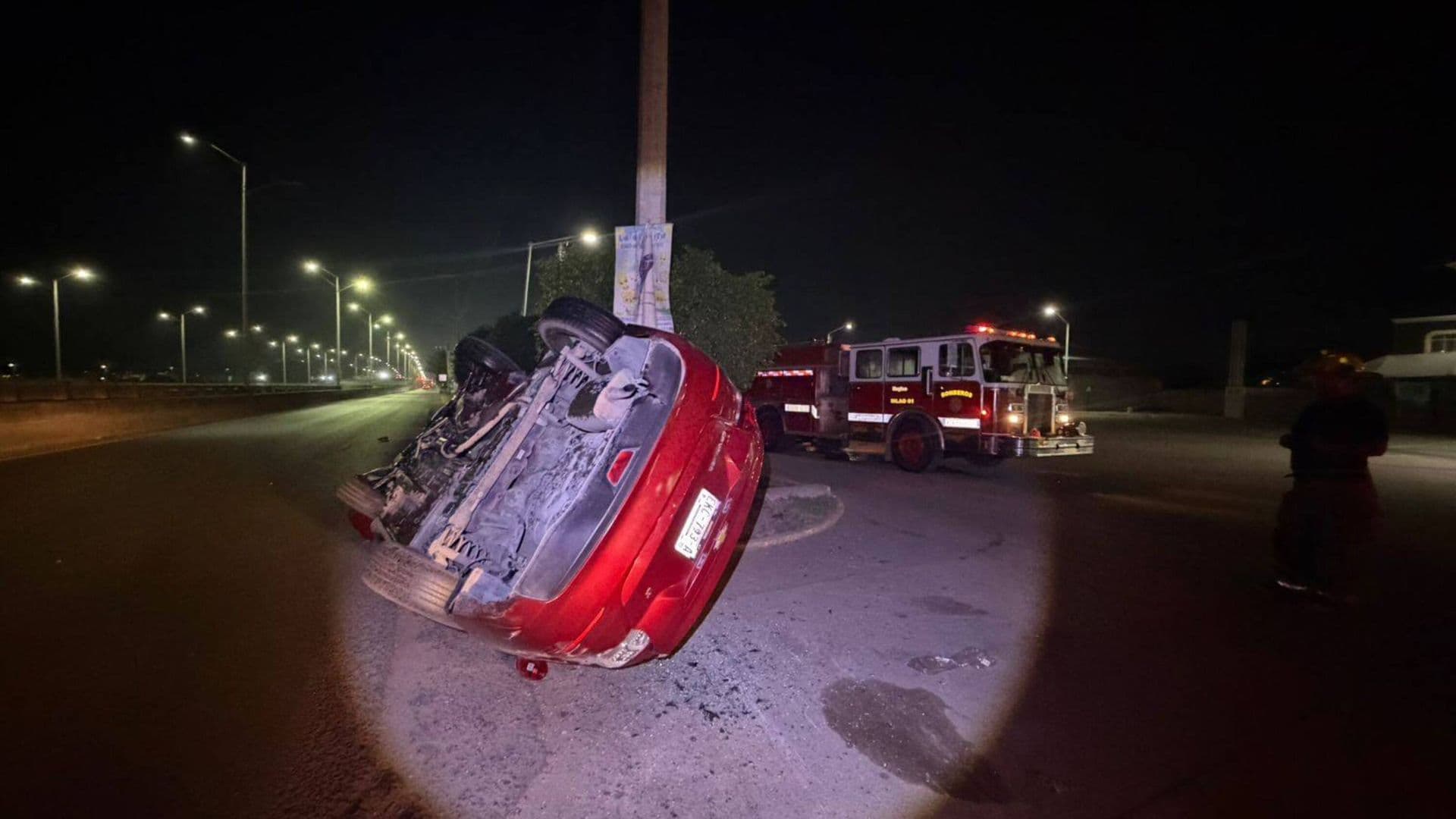 Conductor Muere al Chocar Contra Poste en la Carretera León-Silao; Hay un Lesionado