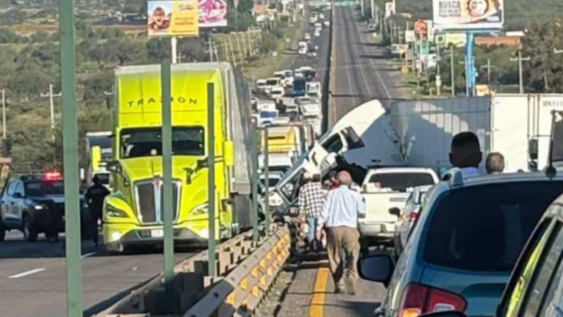 Un Muerto y Varios Heridos Deja Choque Entre Tráiler y Autos en Irapuato