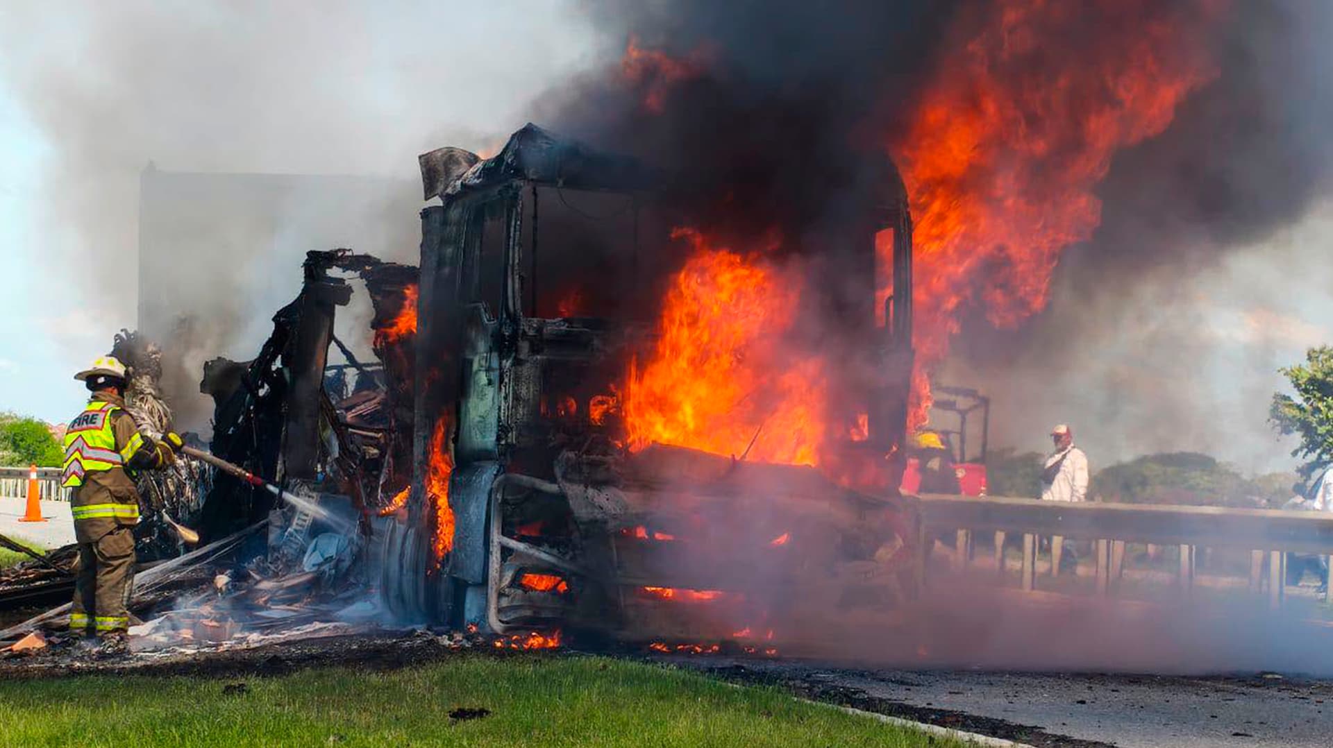 Reportan Circulación Cerrada por Incendio de Tractocamión en Carretera Tampico-Mante